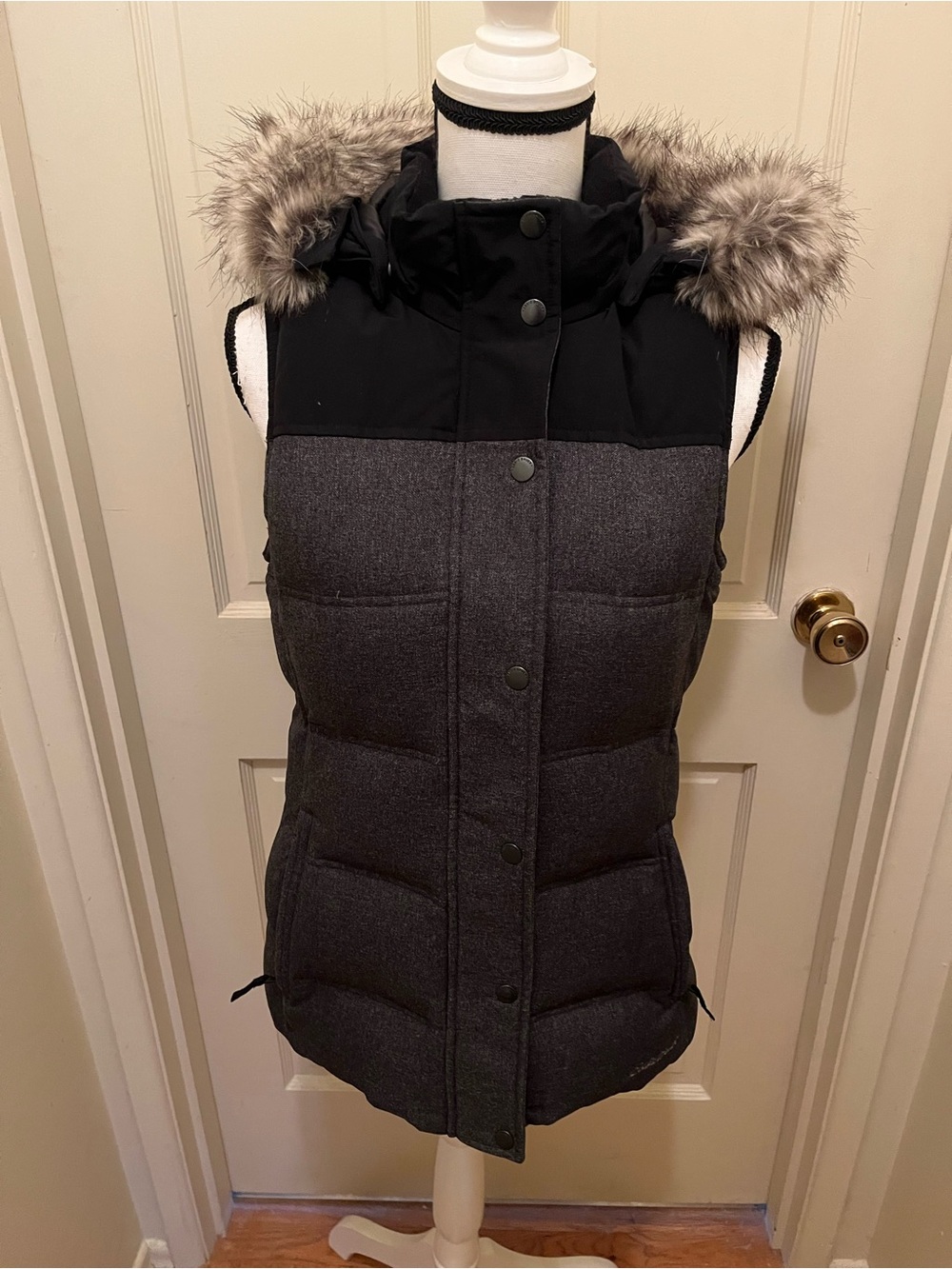 Eddie Bauer Vest Women's Medium Black grey Goose Down Puffer Hooded Faux Fur Zip